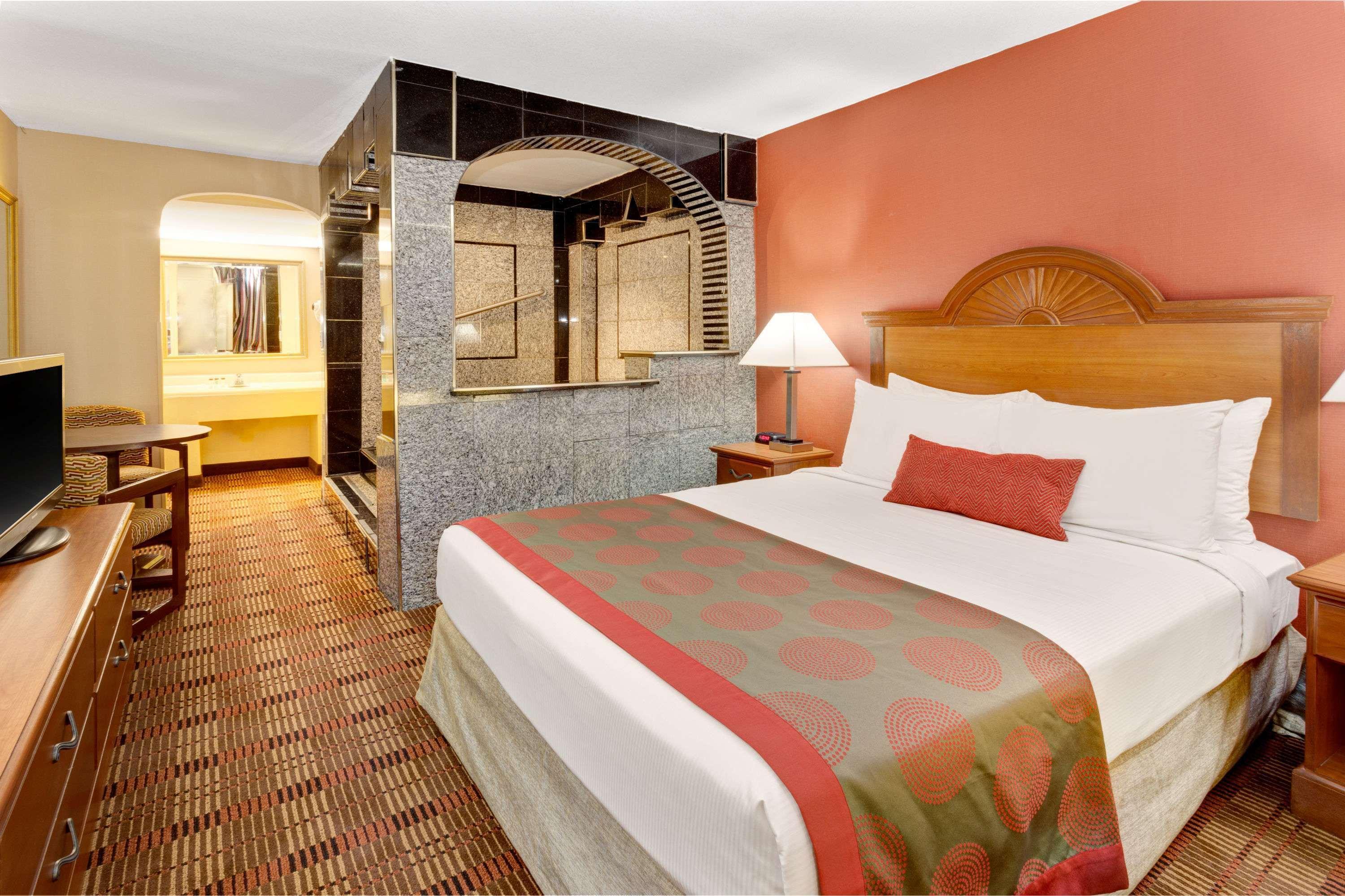Ramada By Wyndham Baltimore West Exterior foto
